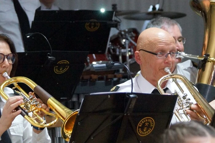 Anlässlich des 200. Geburtstages von Johann Strauß Sohn spielte die Kapelle fünf Musikstücke von der „Furioso Polka“ bis „Wiener Bonbons“.
