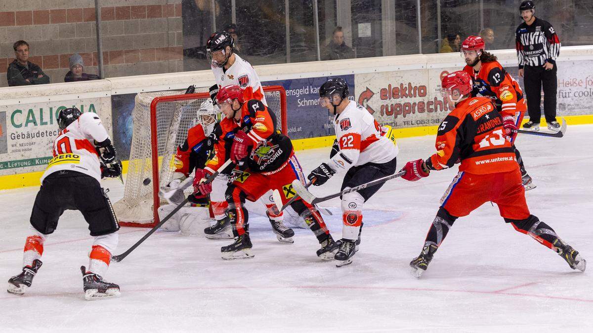 Das Playoff-Duell der Zeltweger Löwen gegen die Crocodiles aus Kundl verspricht nicht nur Dramatik, sondern Kampf um die Scheibe auf Biegen und Brechen