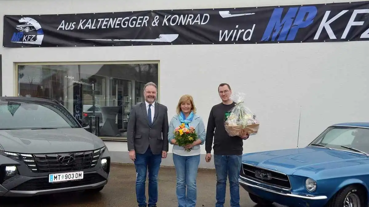 Bürgermeister Ewald Peer mit Eva Konrad und Martin Pletz