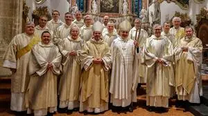 Die zwölf neugeweihten Diakone mit den Bischöfen Wilhelm Krautwaschl und Johannes Freitag, 
Generalvikar Erich Linhardt, Rektor Peter Weinhappl (links außen) und dem Geistlichen Begleiter Bernhard Pletz (rechts hinten)