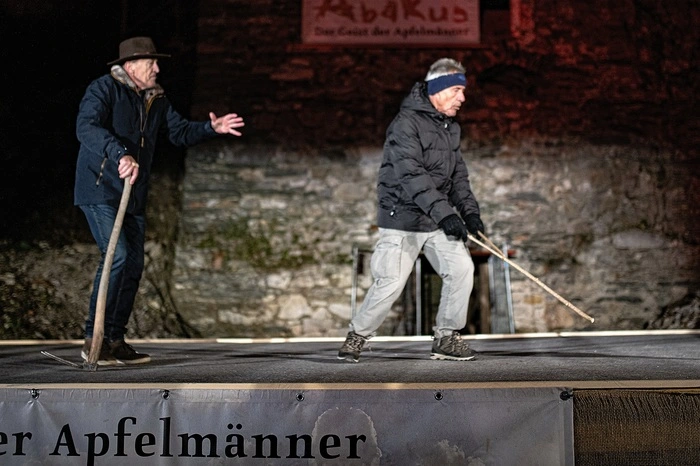 Dort kam ein Bühnenstück zur Aufführung, das aus der Feder von Apfelmann Karl Schloffer stammt und passend zum Präsentationsort, vom Schatz  Schatz in der Burgruine handelt. D wurde 1219 erstmals urkundlich erwähnt

