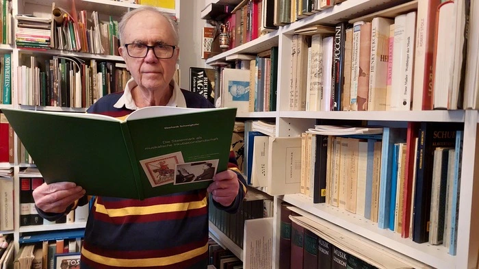 Eberhardt Schweighofer mit seinem Werk über die Steiermark als musikalische Inkubationslandschaft