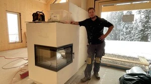 Markus Tockner mit dem maßgefertigten Ofen