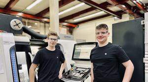 Lukas Miesbacher (15) und Daniel Steinberger (16) an ihrem Arbeitsplatz in der Sandvik in Zeltweg