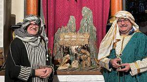 „Königlicher“ Besuch bei der Krippe in St. Magdalena: Peter Guggenberger und Helfried Meßner