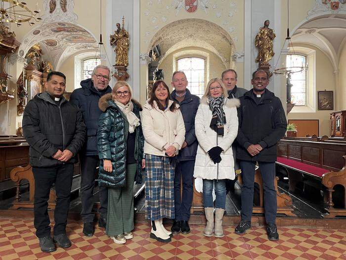 Engagierten sich bei der Renovierung der Krippe: Vikar Nirmal Jo Thomas, Heinz und Renate Perner, Sophie Seifter-Kleemaier, Joachim Seifter, Christine und Wolfgang Stengg sowie Vikar Binu Joseph