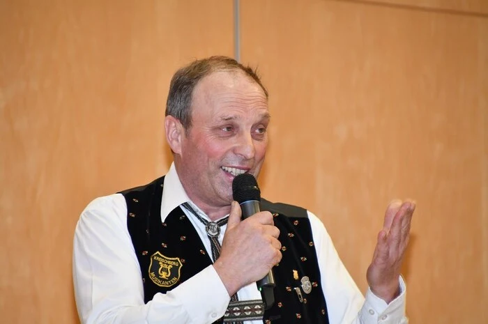 Andreas Seidl ist Leiter der Gruppe, die aus zwölf Musikern und mit Ulrike Würger einer Musikerin besteht. Moderiert wurde der Abend von Mario Fellner.