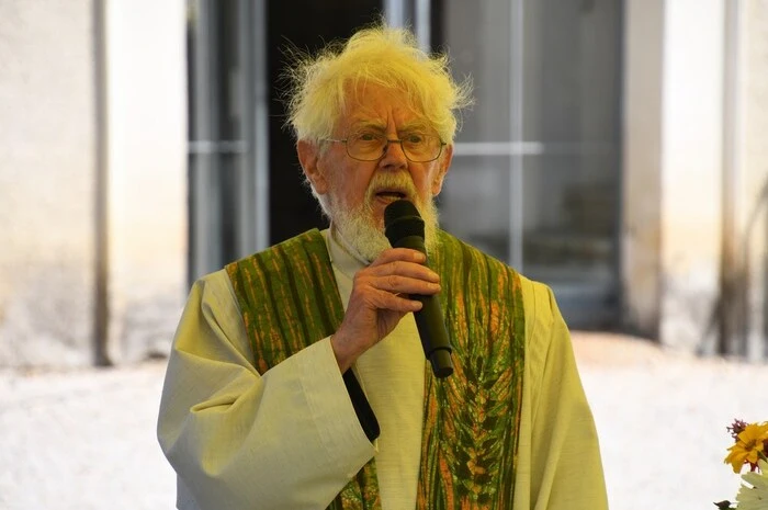 Altabt Otto Strohmaier feierte mit den Jugendlichen die heilige Messe