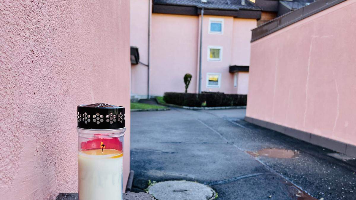 Mord in Pöls-Oberkurzheim | Eine Gedenkkerze vor dem Haus, in dem sich der Mord ereignete