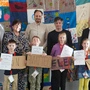 Die Kinderbürgermeister Florian, Matteo, Elena sowie Victoria mit Bürgermeister Manfred Lenger, Landtagspräsidentin Manuela Khom, Walter Persch von den Kinderfreunden und den beiden Abgeordneten Wolfgang Moitzi und Bruno Aschenbrenner