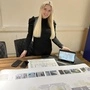 Eva Janisch,  Geschäftsführerin der Spirit Events GmbH, und verantwortlich für den Umbau des Pfarrhof Judenburg-St. Magdalena, mit den Plänen des Projekts