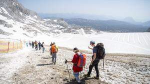 Dunkle Felsen brechen am Dachstein durch den Gletscher