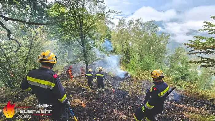 Die Feuer im steilen Gelände forderten den Feuerwehrleuten einiges ab