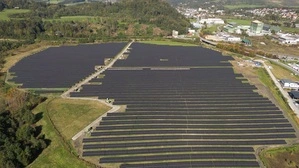 Luftaufnahme einer mehrere Hektar großen Wiesenfläche voller Solarmodule