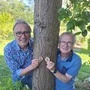 Forstexperte Josef Krogger (li.) und Pädagoge Josef Mundigler initiierten vor 30 Jahren die Waldspiele