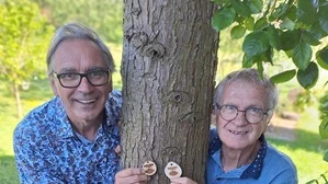 Forstexperte Josef Krogger (li.) und Pädagoge Josef Mundigler initiierten vor 30 Jahren die Waldspiele