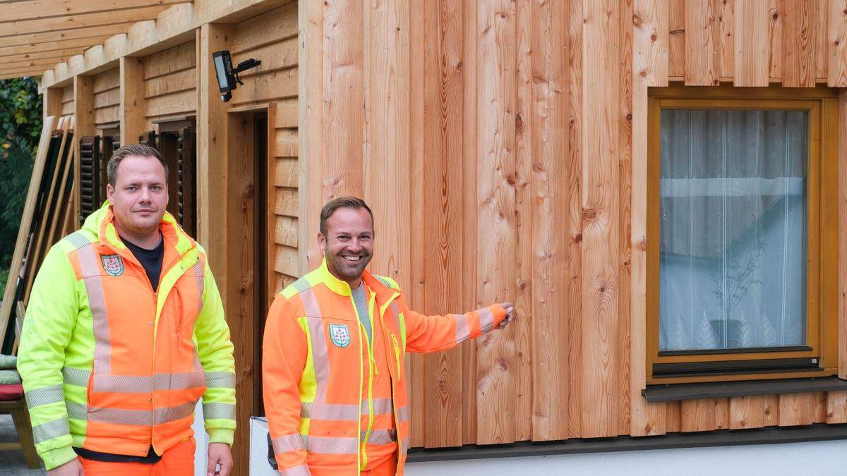 Sie schritten ein: Bernhard Medved und Andreas Kobald zeigen auf das Fenster, über das die Einbrecher fliehen wollten