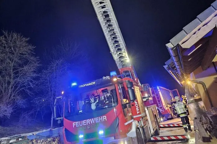 Die Feuerwehren Trofaiach, Gimplach, Gai und  BTF Donawitz wurden zu einem Dachstuhlbrand alarmiert 