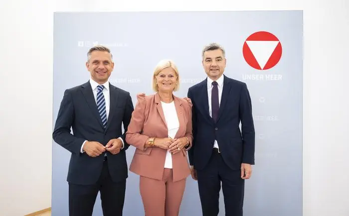 Rossauer Kaserne, Wien, Österreich 
Gespräch mit Wolfgang Hattmannsdorfer,  Bundesminister für Wirtschaft, Energie und Tourismus mit Bundesministerin Klaudia Tanner  am 07. Juli 2025



Foto: BMLV/Carina KARLOVITS