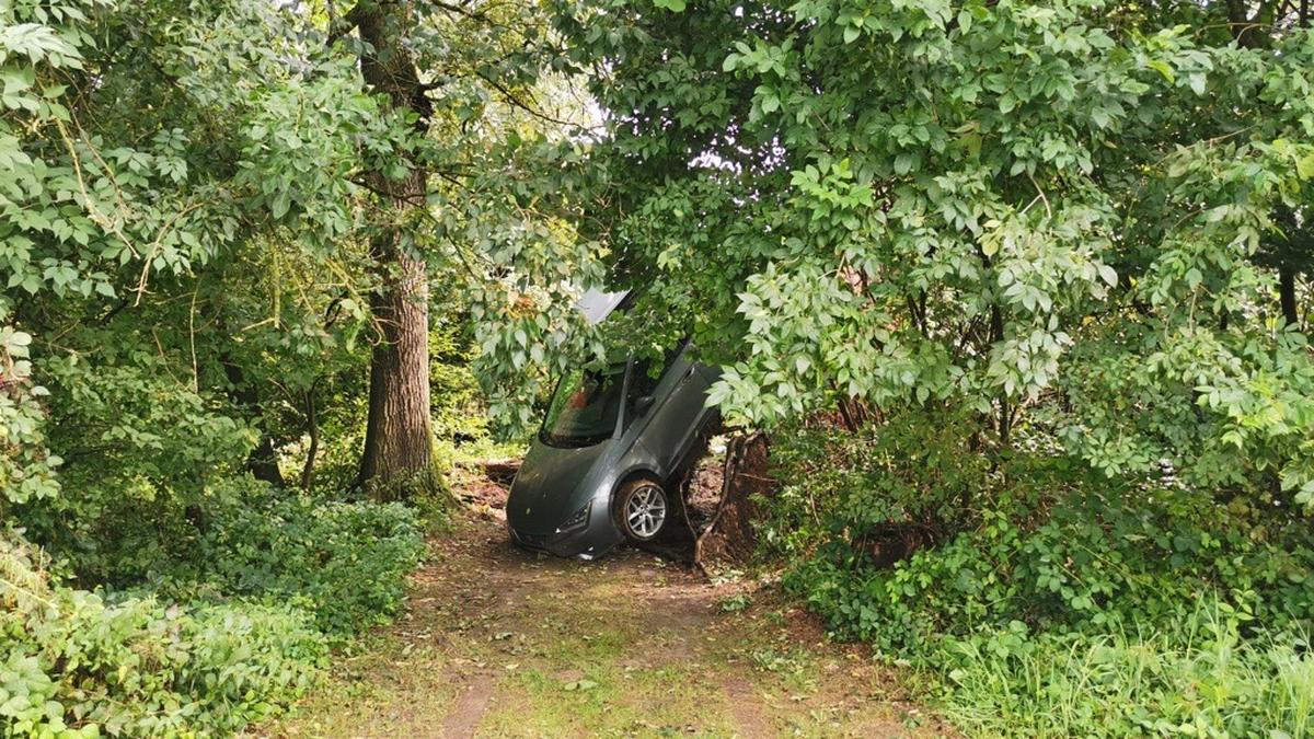 Ein Auto wurde in Oberrakitsch von einem umgestürzten Baum regelrecht in die Luft katapultiert