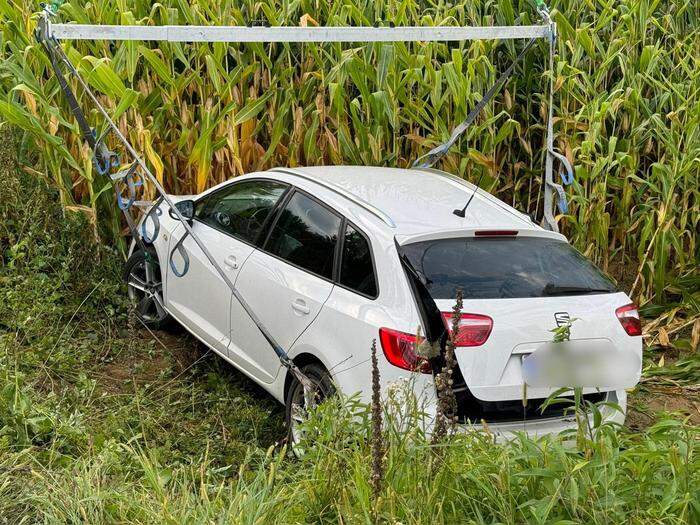 Das Auto wurde in einen Acker geschleudert