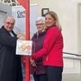 Bild zeigt Bischof Wilhelm Krautwaschl, Haussammlerin Angela Kamper und Caritas-Direktorin Nora Tödtling-Musenbichler mit einer Spendenbox