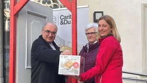 Bild zeigt Bischof Wilhelm Krautwaschl, Haussammlerin Angela Kamper und Caritas-Direktorin Nora Tödtling-Musenbichler mit einer Spendenbox