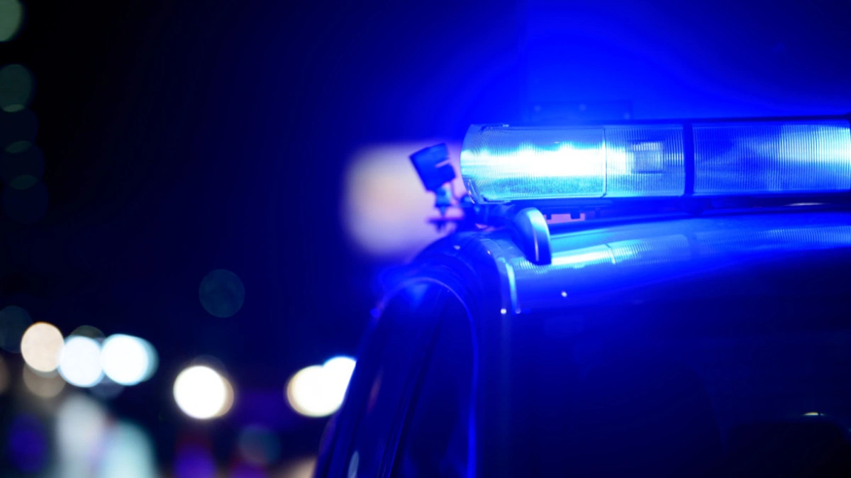 Polizei und Rettung standen in der Nacht auf Dienstag vor dem Weinland-Einkaufszentrum im Einsatz. Ein 19-Jähriger war zuvor vom Dach eines fahrenden Autos gestürzt