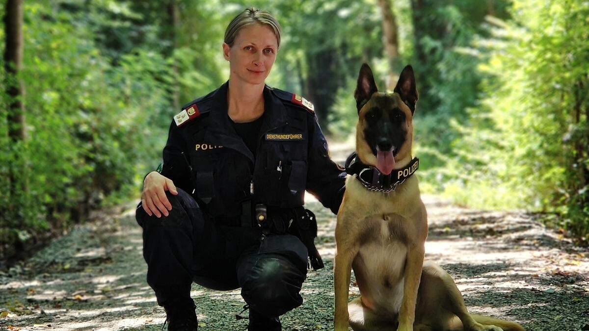 Polizeidiensthundeführerin Claudia Silgener mit Suchtmittelspürhund Poko