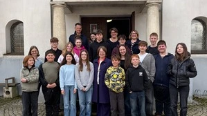 Die evangelische Bischöfin Cornelia Richter (vorne Mitte) nahm sich Zeit für die Fragen und Anliegen der Leibnitzer Gymnasiasten