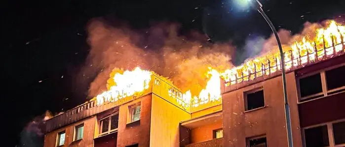 In Traun (OÖ) stand das gesamte Dach eines Wohngebäudes in Flammen