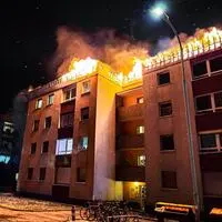 In Traun (OÖ) stand das gesamte Dach eines Wohngebäudes in Flammen