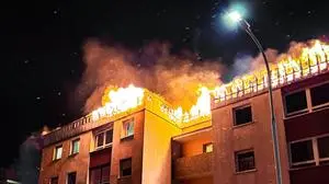 In Traun (OÖ) stand das gesamte Dach eines Wohngebäudes in Flammen