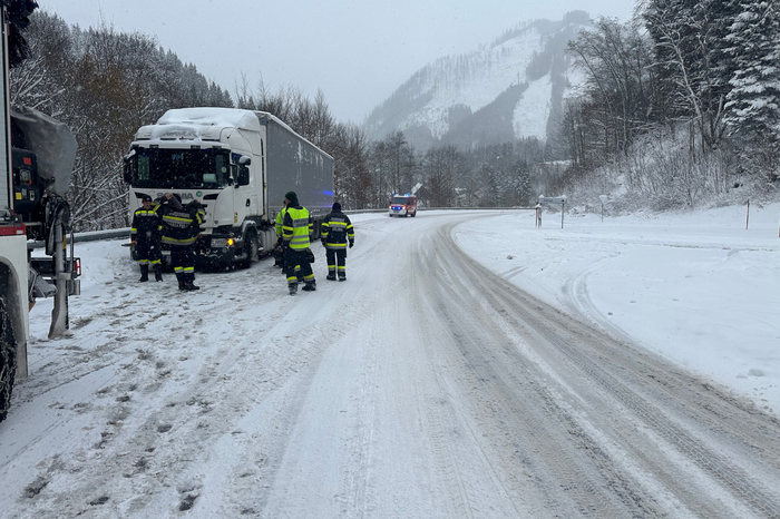 Hilfe für den Lenker eines Sattelschleppers, der trotz Schneeketten die Mariazeller Seite des steirischen Seebergs kaum überqueren konnte.