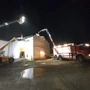 In der Nacht mussten die Feuerwehrleute zur provisorischen Abdeckung der Lagerhalle ausrücken
