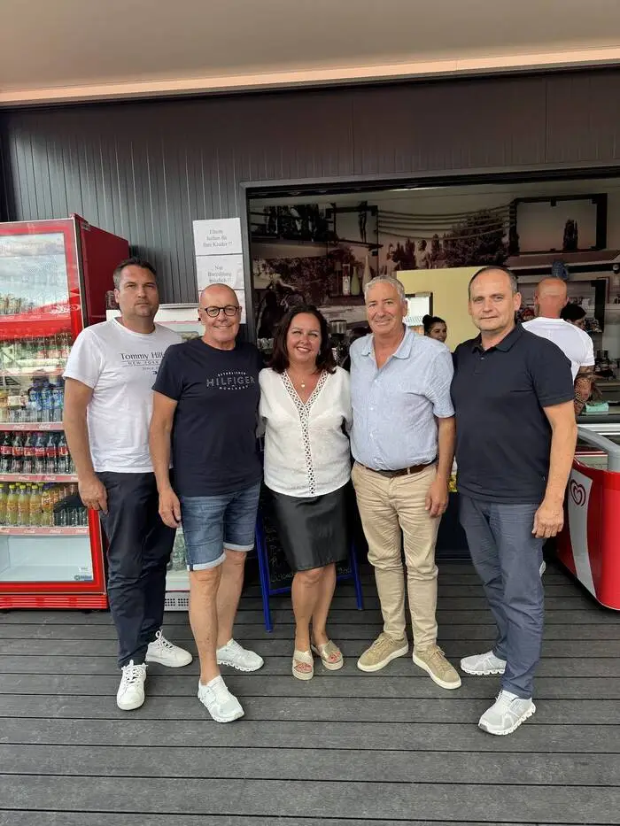 Wirtschaftshof-Leiter Markus Imre, Bürgermeister Georg Rosner, Vizebürgermeister Michael Leitgeb und Stadtrat Mario Raba mit Bad-Café-Betreiberin Andrea Takacs-Gerencser