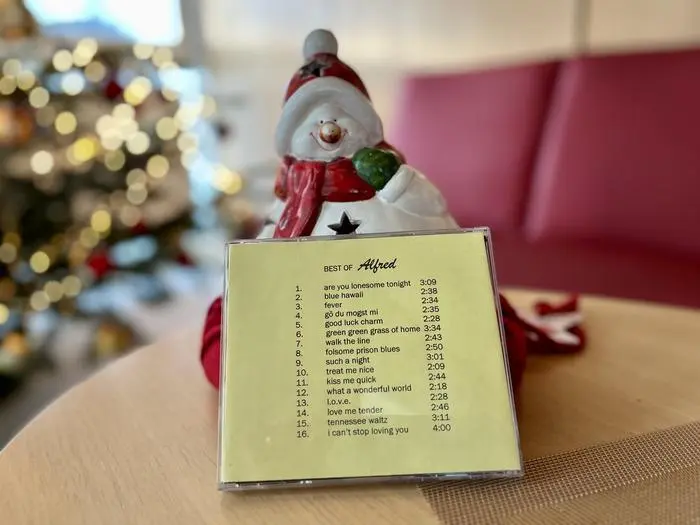 „Are You Lonesome Tonight?“ und „Gel, du magst mi“: Herr Alfred hat den Pflegerinnen der Station B eine CD mit von ihm aufgenommenen Songs geschenkt. Sie soll in ganz besonderem Rahmen angehört werden