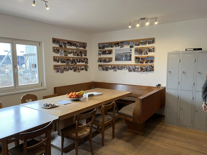 Im Pausenraum hängen die Fotos von den gemeinsamen Aktivitäten.