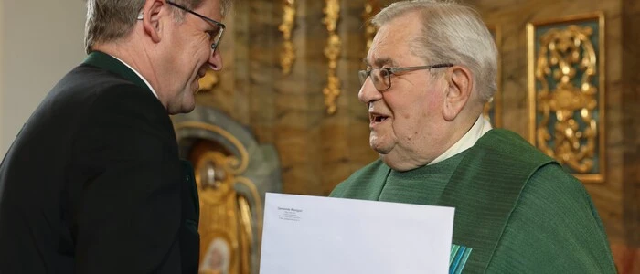 Auch Bürgermeister Herbert Berger gratulierte Pfarrer Peter Riegler
