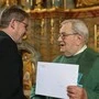 Auch Bürgermeister Herbert Berger gratulierte Pfarrer Peter Riegler 
