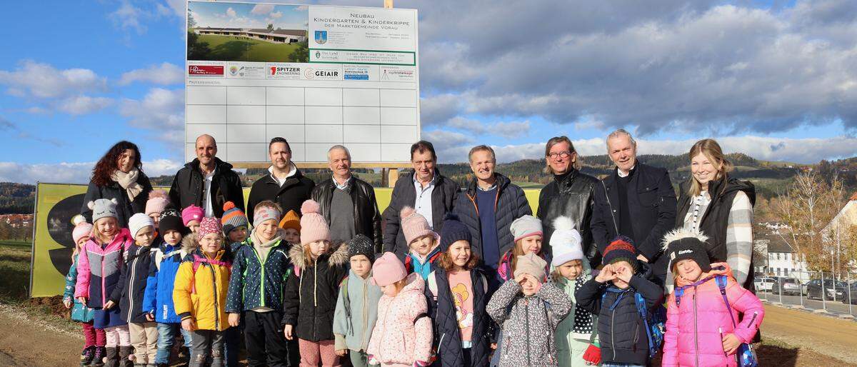 Offizieller Spatenstich: Bürgermeister Patriz Rechberger mit Gemeinde- und Bauverantwortlichen, den Kindergartenkindern und ihren Pädagoginnen