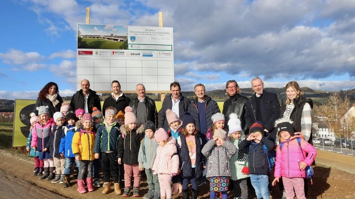 Offizieller Spatenstich: Bürgermeister Patriz Rechberger mit Gemeinde- und Bauverantwortlichen, den Kindergartenkindern und ihren Pädagoginnen