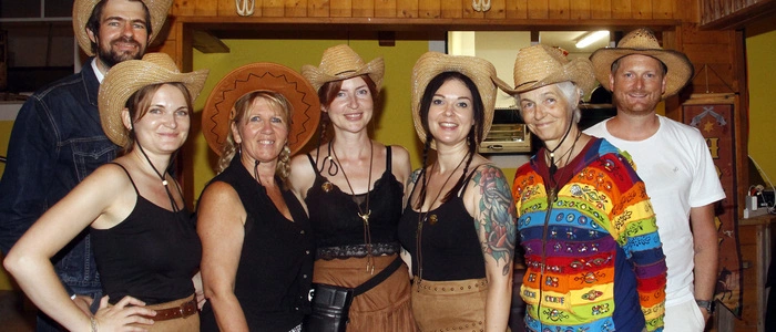 Die „Western-Girls“ mit Inhaberin Sophia Hofinger (3.v.l. vorne) freuten sich über den großen Erfolg bei ihrem ersten Western-Abend