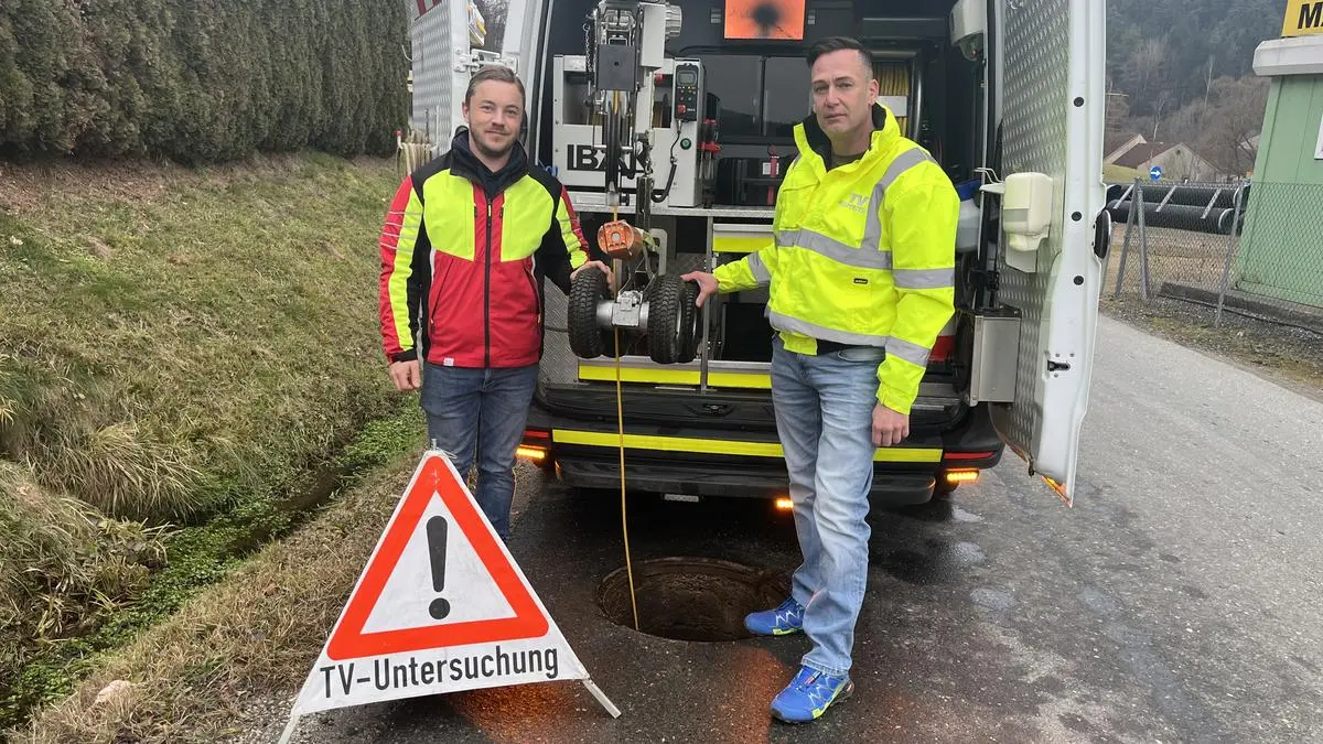 TV-Inspektor Gerhard Kornschober und Assistent Kai Müller bei einem Digitalisierungseinsatz in Pinggau