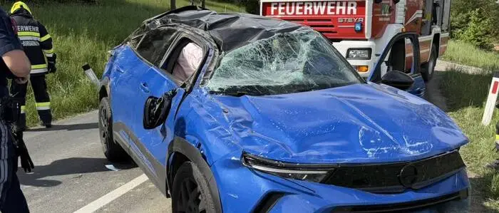 Das Auto überschlug sich und kam am Dach zum Liegen