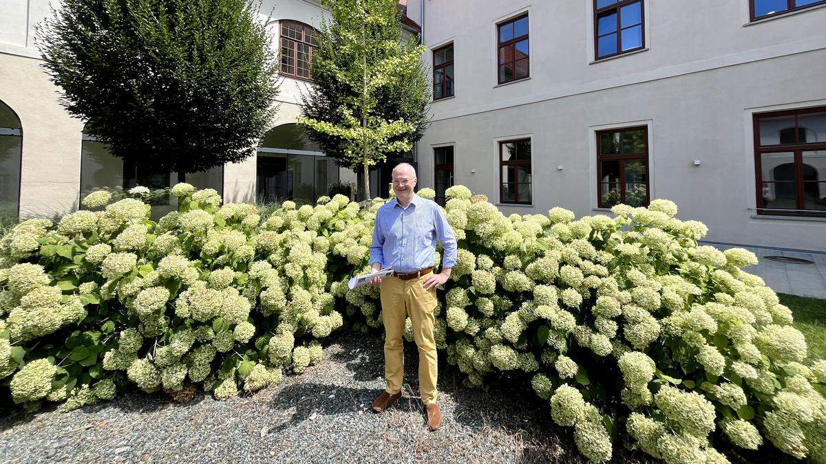 Architekt Friedrich Ohnewein vor der Tabakfabrik Fürstenfeld, die unter anderem mehrere Arztpraxen sowie Wohnungen unter einem Dach vereint