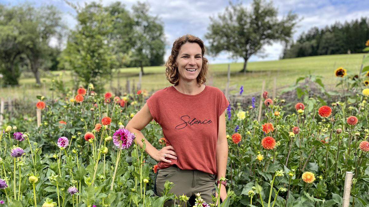 Patrizia Kager dort, wo sie sich am wohlsten fühlt, bei ihren Blumen, die sie auf einem 400 Quadratmeter großen Feld auf 800 Höhenmetern in Vorau anbaut