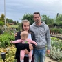 Christian Harpf mit seiner Frau und Tochter im Garten hinter dem Wohnhaus