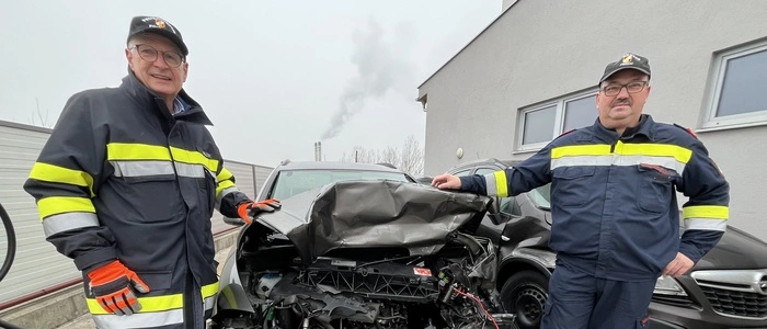 Franz Handler und Harald Hönigschnabl von der Feuerwehr Pinggau mit einem der neun Unfallautos des Serienunfalls von Dienstagabend