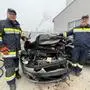 Franz Handler und Harald Hönigschnabl von der Feuerwehr Pinggau mit einem der neun Unfallautos des Serienunfalls von Dienstagabend